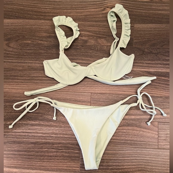 Light green bikini - Picture 1 of 1